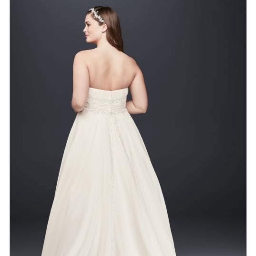 Elegant Strapless White Dress with Floral Headband - Picture 3 of 3